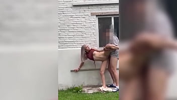 La vecina flaca se pone caliente y toco partirle el coño de pie al aire libre