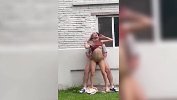 La vecina flaca se pone caliente y toco partirle el coño de pie al aire libre