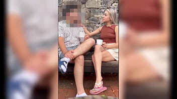 La vecina flaca se pone caliente y toco partirle el coño de pie al aire libre