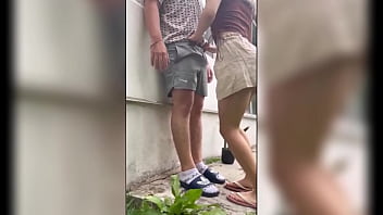 La vecina flaca se pone caliente y toco partirle el coño de pie al aire libre