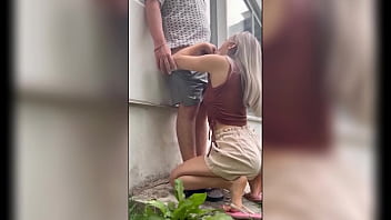 La vecina flaca se pone caliente y toco partirle el coño de pie al aire libre