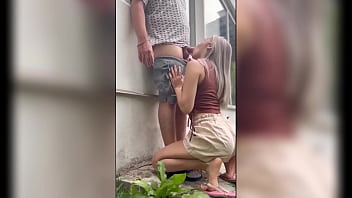 La vecina flaca se pone caliente y toco partirle el coño de pie al aire libre