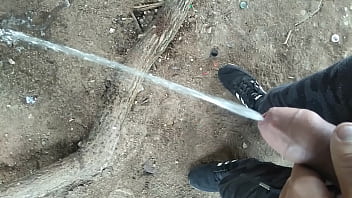 Chłopak Oddaje Mocz W Miejscu Publicznym thumbnail