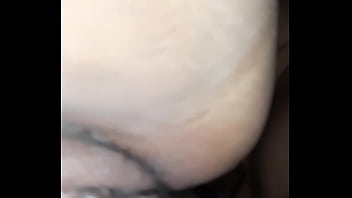 Termina solo dándole por el culo