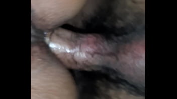 Termina solo dándole por el culo