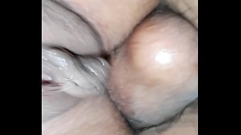 Termina solo dándole por el culo