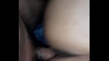 Termina solo dándole por el culo