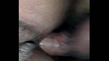 Termina solo dándole por el culo