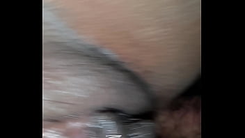 Termina solo dándole por el culo