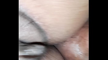 Termina solo dándole por el culo