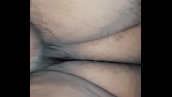 Termina solo dándole por el culo