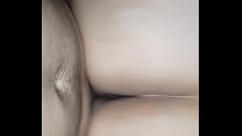 Termina solo dándole por el culo