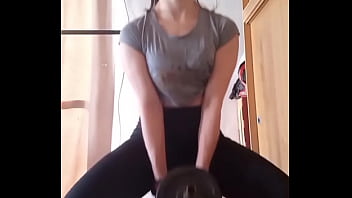 Puta con calzas en el gym