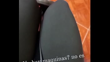 Puta con calzas en el gym