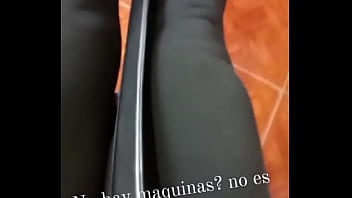 Puta con calzas en el gym