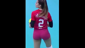 Brunette with a big ass got on all fours wiggling