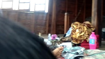 เลียหีเธอแล้วเอาควยให้อมและดูดกินน้ำเงี่ยนบนหัวควยของฉัน