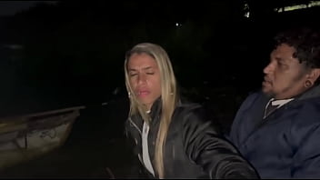 Esposa dando pro amigo do corno na praia