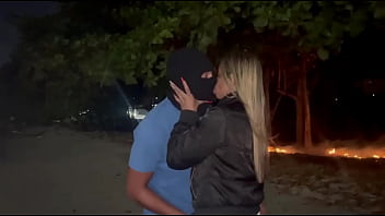 Esposa dando pro amigo do corno na praia