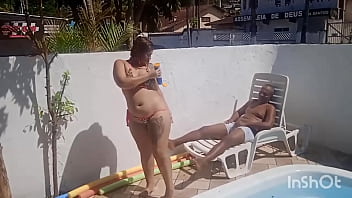 Ruiva casada da em cima de um negão no condomínio onde mora e faz um boquete nele e quando chega em casa seu marido arregaça o cu dela