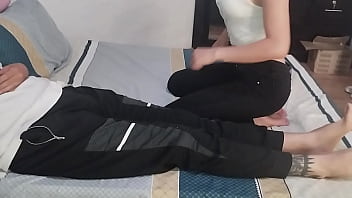 Le mamo toda la verga al profesor de mi hijastro para que lo pase de materia