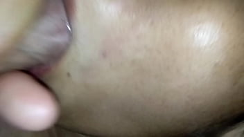 สาวน้อยชอมดูดควยให้น้ำพุ่งเข้าปาก