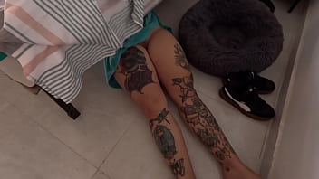 La señora del aseo no sabía que yo estaba en la casa y la grabé