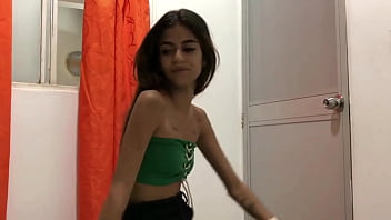 Hermanastra pequeña llega de estudiar y le encanta ver mi verga bien grande historia completa