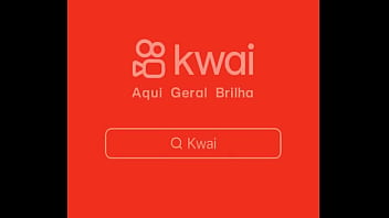 De biquíni na praia tatuada