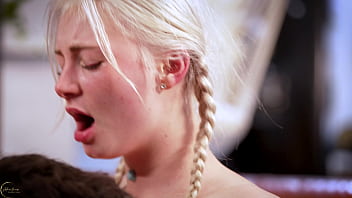 Le duo lesbien avec la blonde à gros seins anaïs delikaltess se transforme en trio avec gael braga