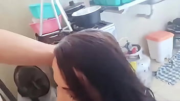 Me espionou na cozinha vi tocando punheta madrasta mama mesmo