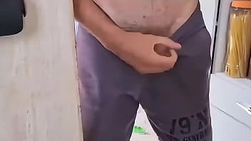 Me espionou na cozinha vi tocando punheta madrasta mama mesmo