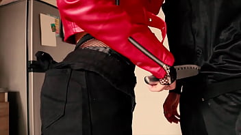 Puta peligrosa se folla a un tipo arruinado después de amenazarlo con un cuchillo