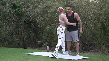 Entrenador Se Folla Una Ardiente Rubia En Una Sesión De Yoga thumbnail