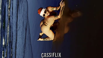Sexo na praia com a mamãe noel depois de foder minha buceta bati uma punheta gostosa pra que gozou jatos em mim completo no cassiflix