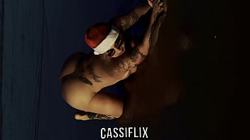 Sexo na praia com a mamãe noel depois de foder minha buceta bati uma punheta gostosa pra que gozou jatos em mim completo no cassiflix