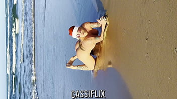 Sexo na praia com a mamãe noel depois de foder minha buceta bati uma punheta gostosa pra que gozou jatos em mim completo no cassiflix