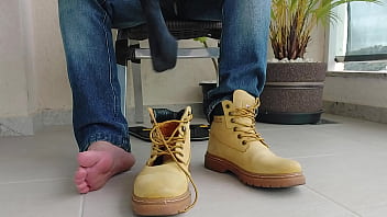 Colocando Minha Bota De Trabalho Amarela Slum01 thumbnail