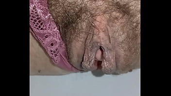 Buco pelossissimo pisciato di una moglie troia