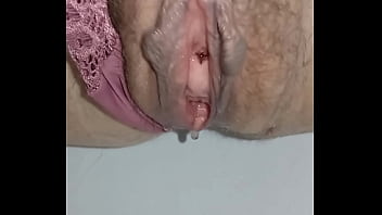 Buco pelossissimo pisciato di una moglie troia