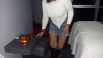 Follando en un hotel con mi secretaria le prometi un aumento de sueldo