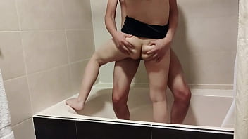 Yo sólo quería depilarme la conchita en la bañera