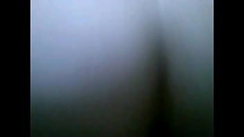 Gordinha molhada sentando