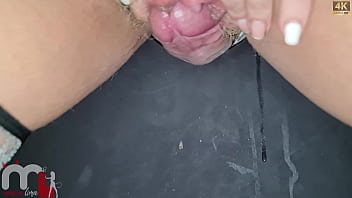 O filhodaputa tentou tirar a camisinha sem eu perceber mas o corno queria tanto ver esse pauzão me foder sem camisinha que eu deixei