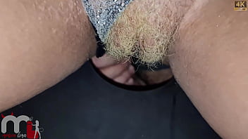 O filhodaputa tentou tirar a camisinha sem eu perceber mas o corno queria tanto ver esse pauzão me foder sem camisinha que eu deixei