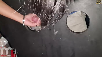 O filhodaputa tentou tirar a camisinha sem eu perceber mas o corno queria tanto ver esse pauzão me foder sem camisinha que eu deixei