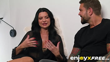 Mi madrastra se sorprende con el tamaño de mi polla