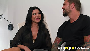 Mi madrastra se sorprende con el tamaño de mi polla