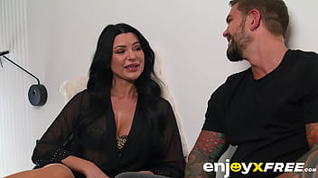 Mi madrastra se sorprende con el tamaño de mi polla