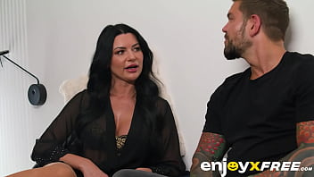 Mi madrastra se sorprende con el tamaño de mi polla